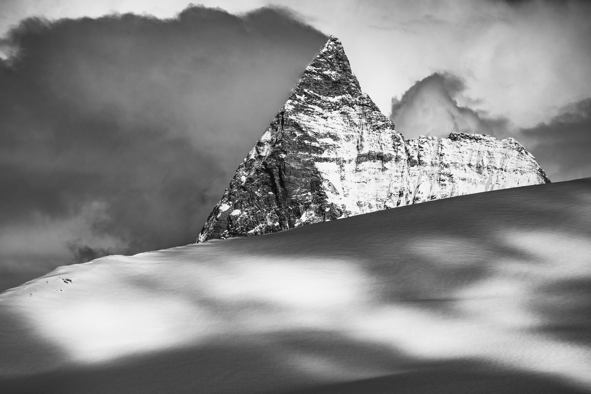 Mont Cervin - Image noir et blanc du mont cervin Matterhorn dépasse les Glaciers des Alpes Suisses du Valais