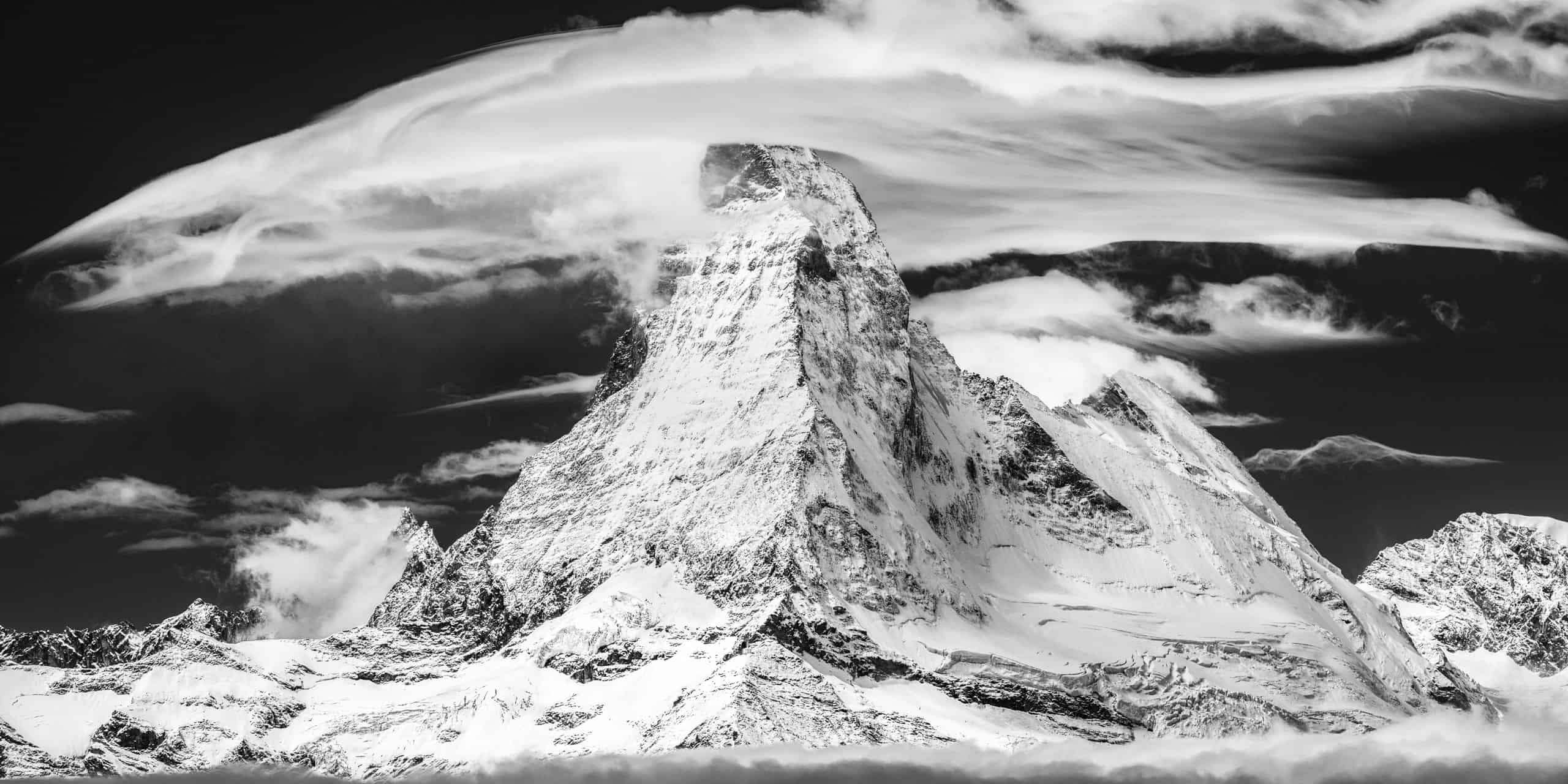 Panorama de montagne noir et blanc du mont Cervin à encadrer en déco d'intérieure