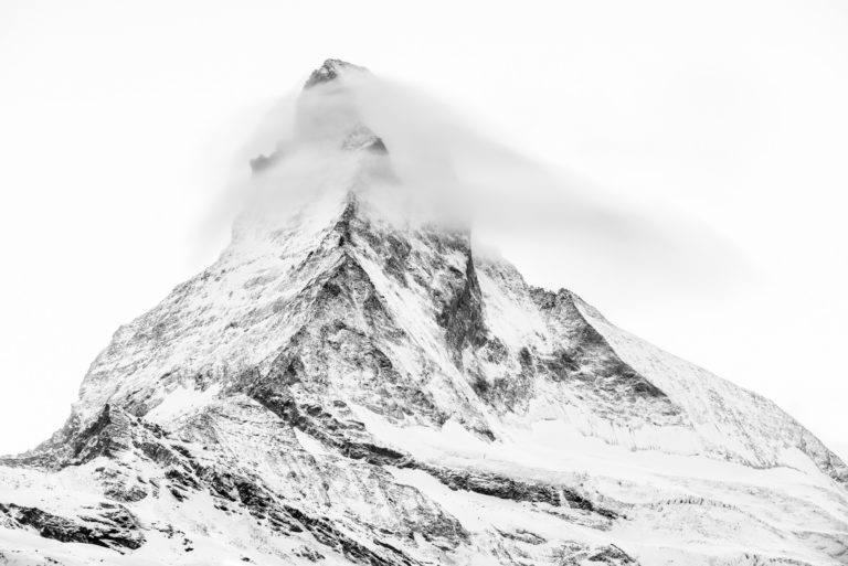 Zermatt - Photo noir et blanc du sommet de montagne dans les Alpes Valaisannes après une tempête de neige