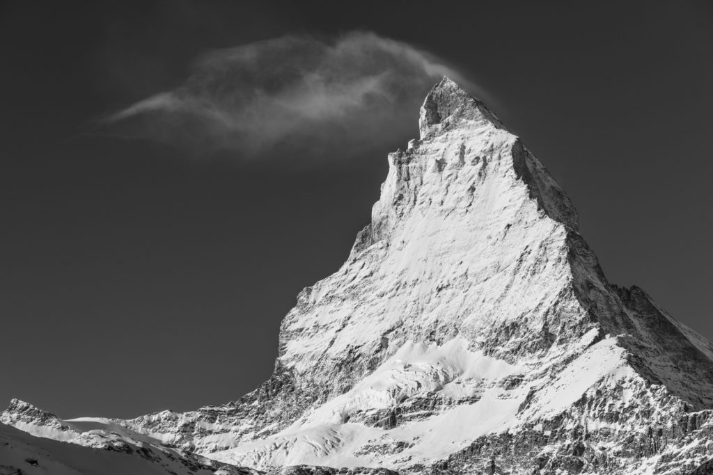 Le pic du Mont Cervin - SOmmet de montagne dans les nuages en noir et blanc