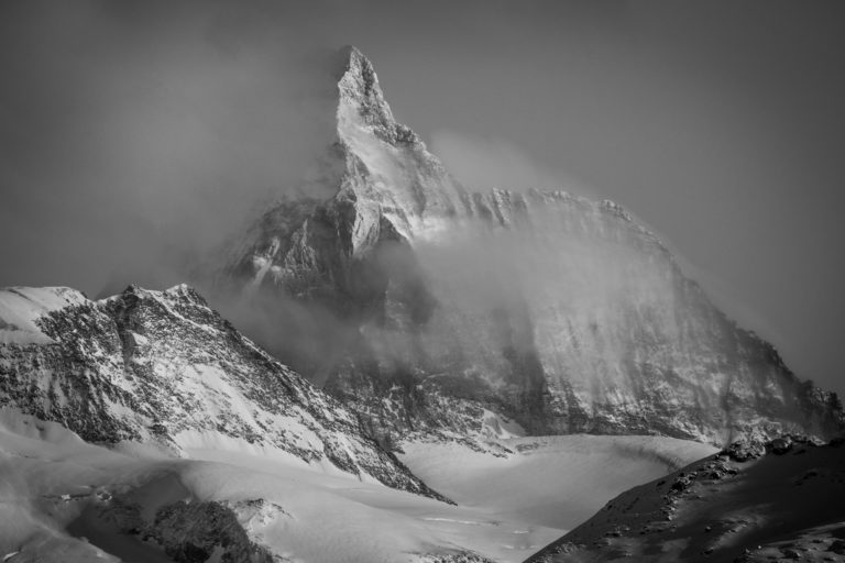 Val d'hérens - Cervin et cabane Dent Blanche - Cervin et l'arête du Lion depuis le val d'Hérens dans les Alpes valaisannes.