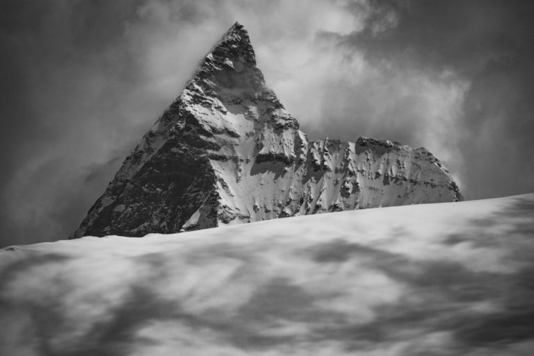 Wolkenmeer und Hochgebirgsnebel auf The Matterhorn und den Gletschern vonArolla in den Walliser Alpen von Crans Montana aus.