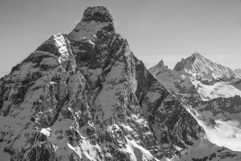 Cervin - Montagnes rocheuses noir et blanc en Suisse avec vue sur Zinalrothorn et le Weisshorn