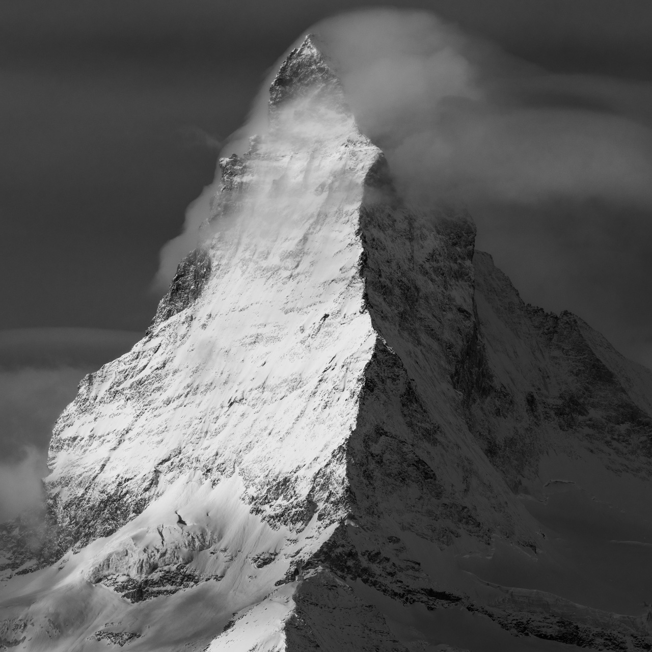 Cervin - Matterhorn - Zetmatt - Sommet de montagne rocheuse fumant de nuages dans les Alpes Valaisannes en Suisse