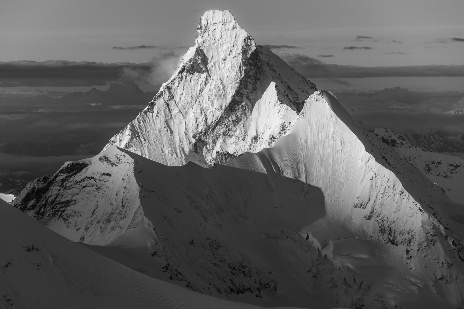 Mont Cervin noir et blanc - Image de lumiere de montagne en noir et blanc