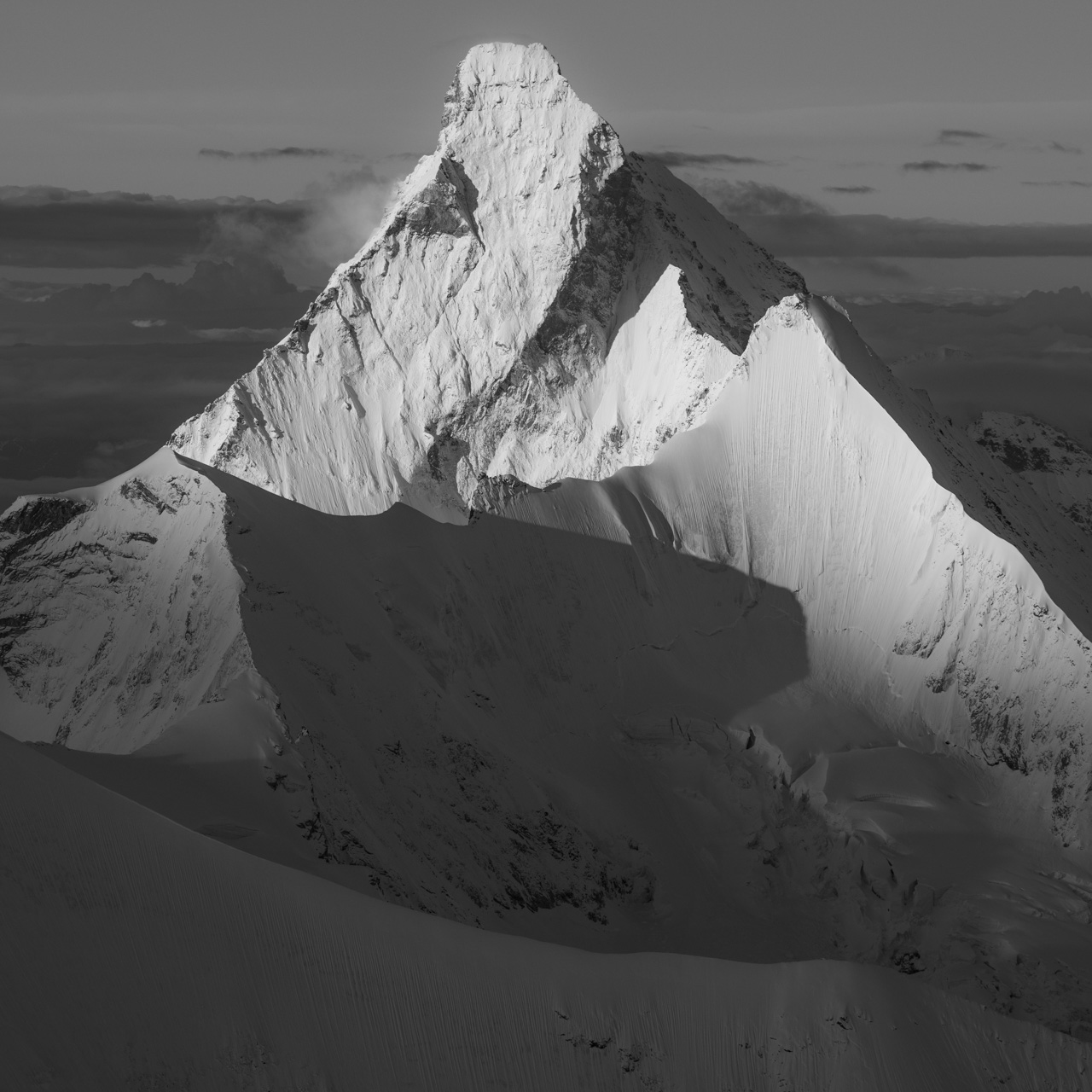Ombre de montagne noir et blanc - Photo carré Cervin - Obergagelhorn -