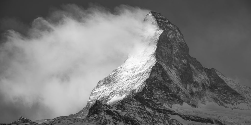 Panorama de montagne Mont Cervin dans la tempête et le vent des Alpes Valaisannes en Suisse