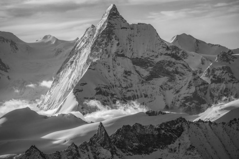 Schwarz-weiße Fotoleinwand von schneebedeckten Bergen in den Walliser Alpen und Crans Montana