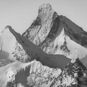 Cervin val d'Anniviers - photo de montagne en noir et blanc du sommet enneigée de  l'Obergabelhorn