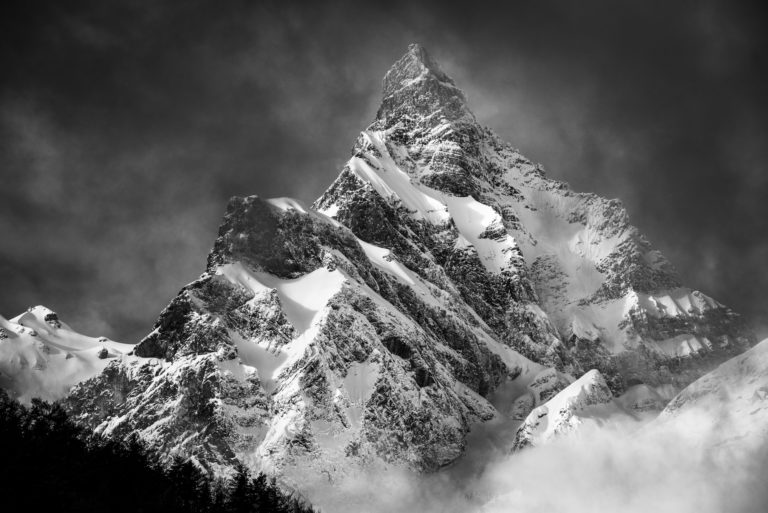 Schwarz-weißes Bergfoto Alpen - Bergfoto Schnee