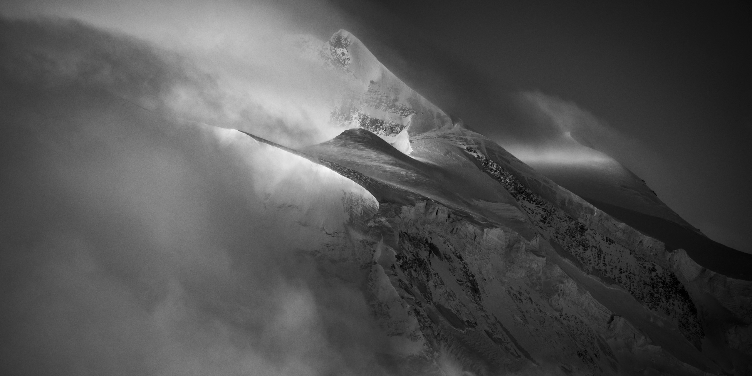 Grand combin - massif des combins dans les Alpes - photo à encadrer en noir et blanc