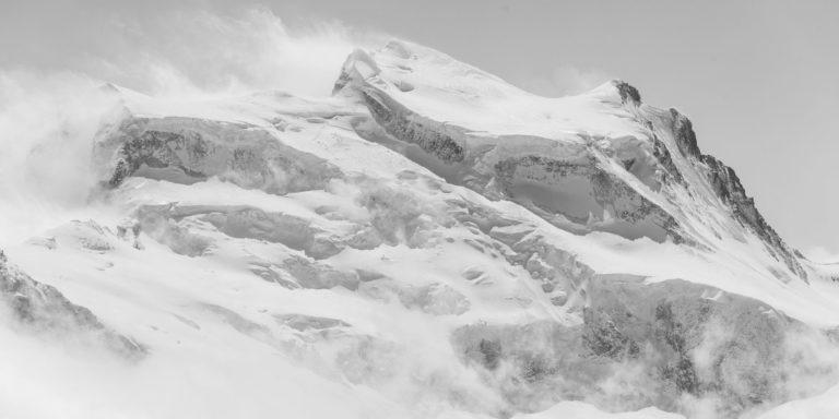 vue panoramique Combins - panorama de montagne noir et blanc