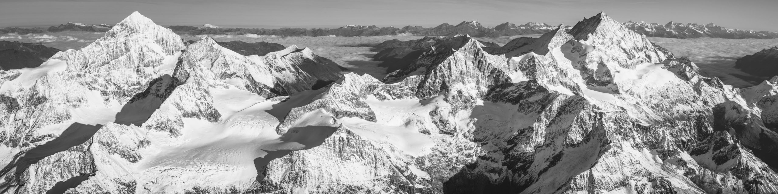 Encadrement photo de noel d'une vue panoramique de montagne de la couronne impériale dans les Alpes Suisses - Crans Montana Zermatt