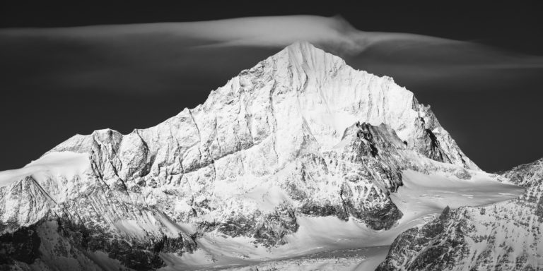 Dent Blanche Zermatt dans les nuages - image de montagne a imprimer en noir et blanc