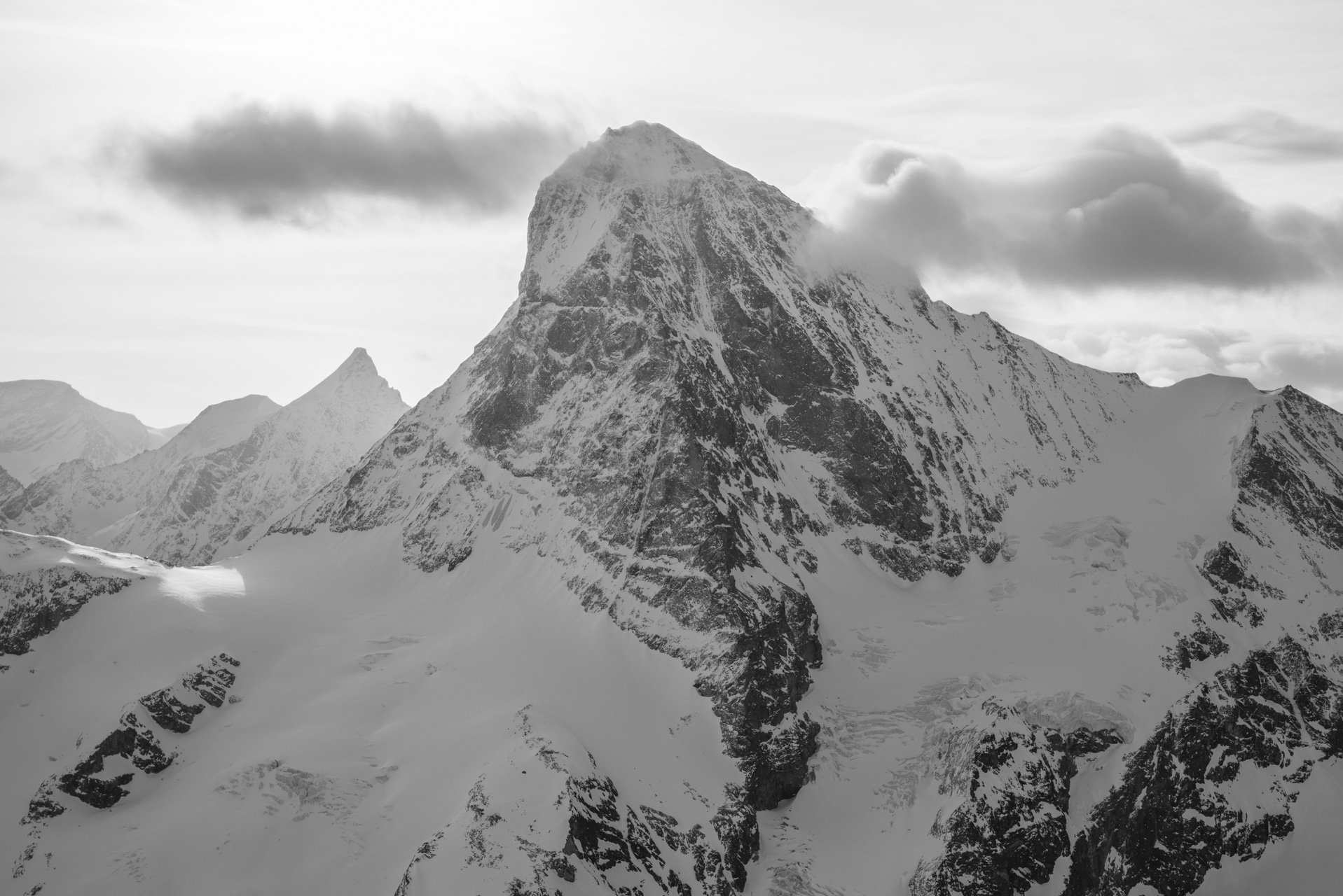 Dent Blanche - Photo noir et blanc du sommet d'un massif de montagne rocheuse et d'un bivouac en montagne dans les Alpes Valaisannes