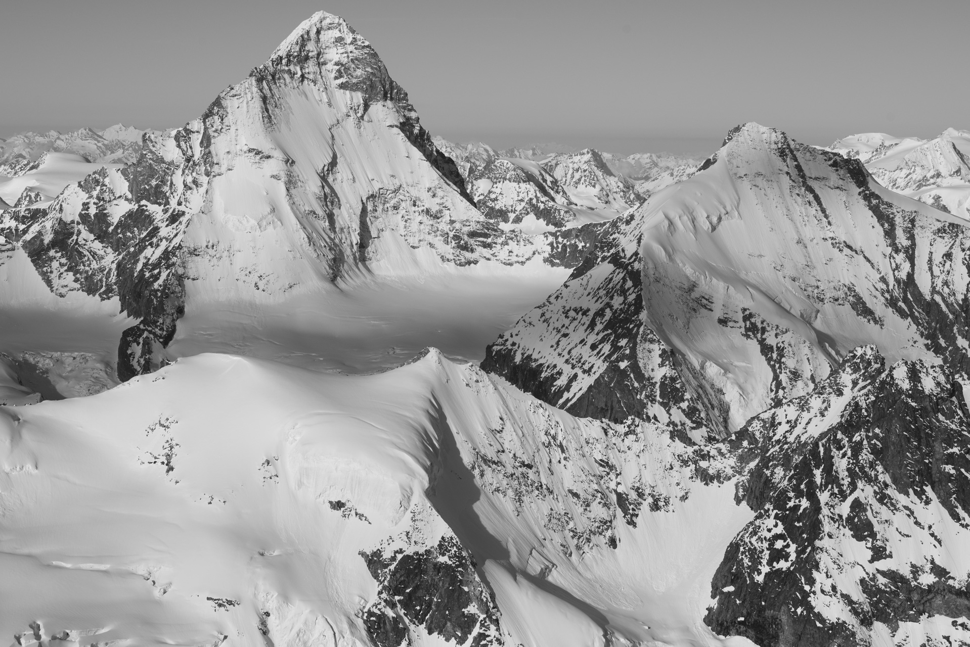 Neige et montagnes rocheuses de Suisse en noir et blanc - Dent Blanche - Crans Montana- Val d’Anniviers