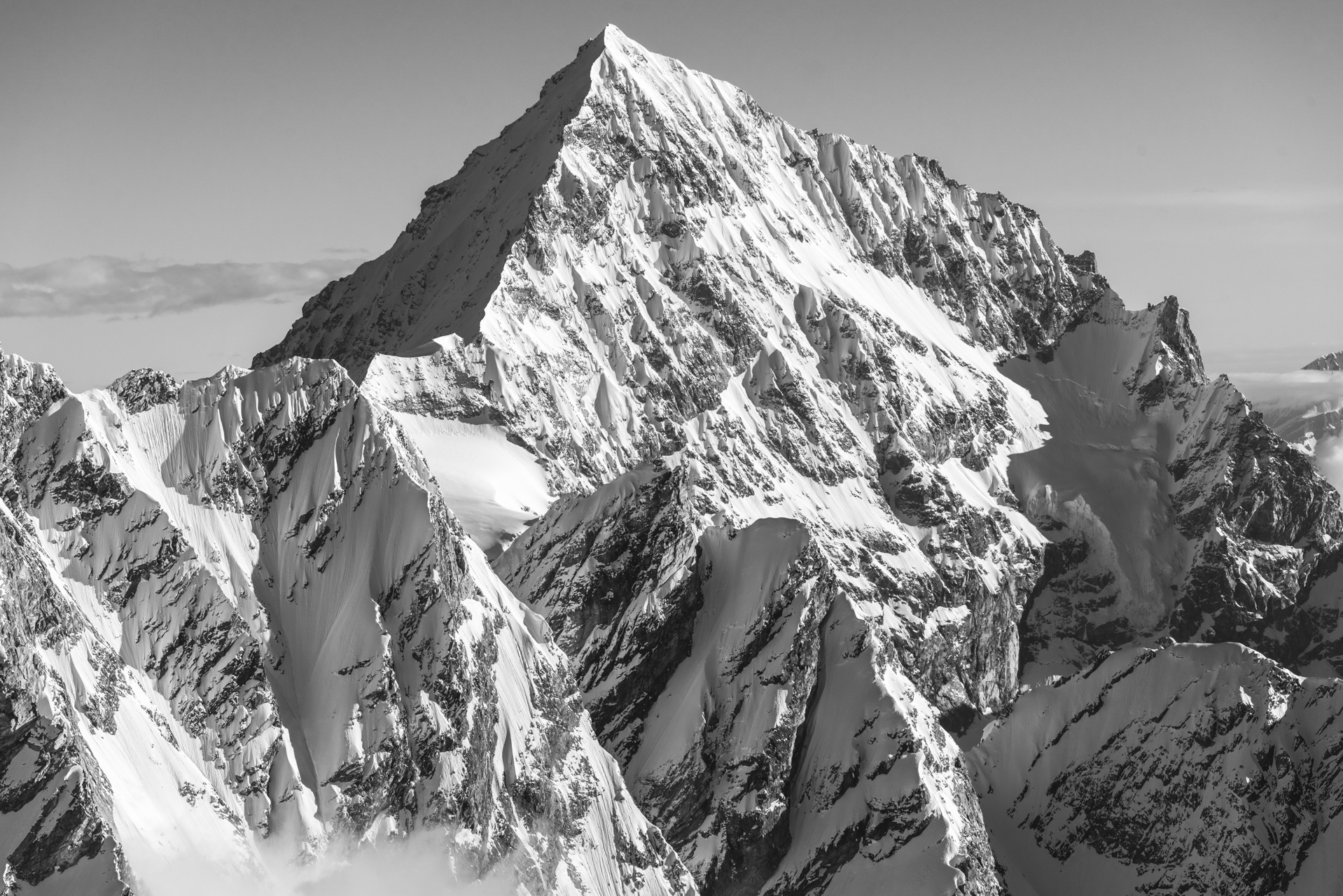 Dent Blanche Zermatt - Sommet de montagne en noir et blanc dans les Alpes Valaisannes et Engadine en Suisse