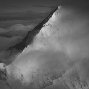 Photo paysage de montagne dans les nuages en noir et blanc - Dent Blanche