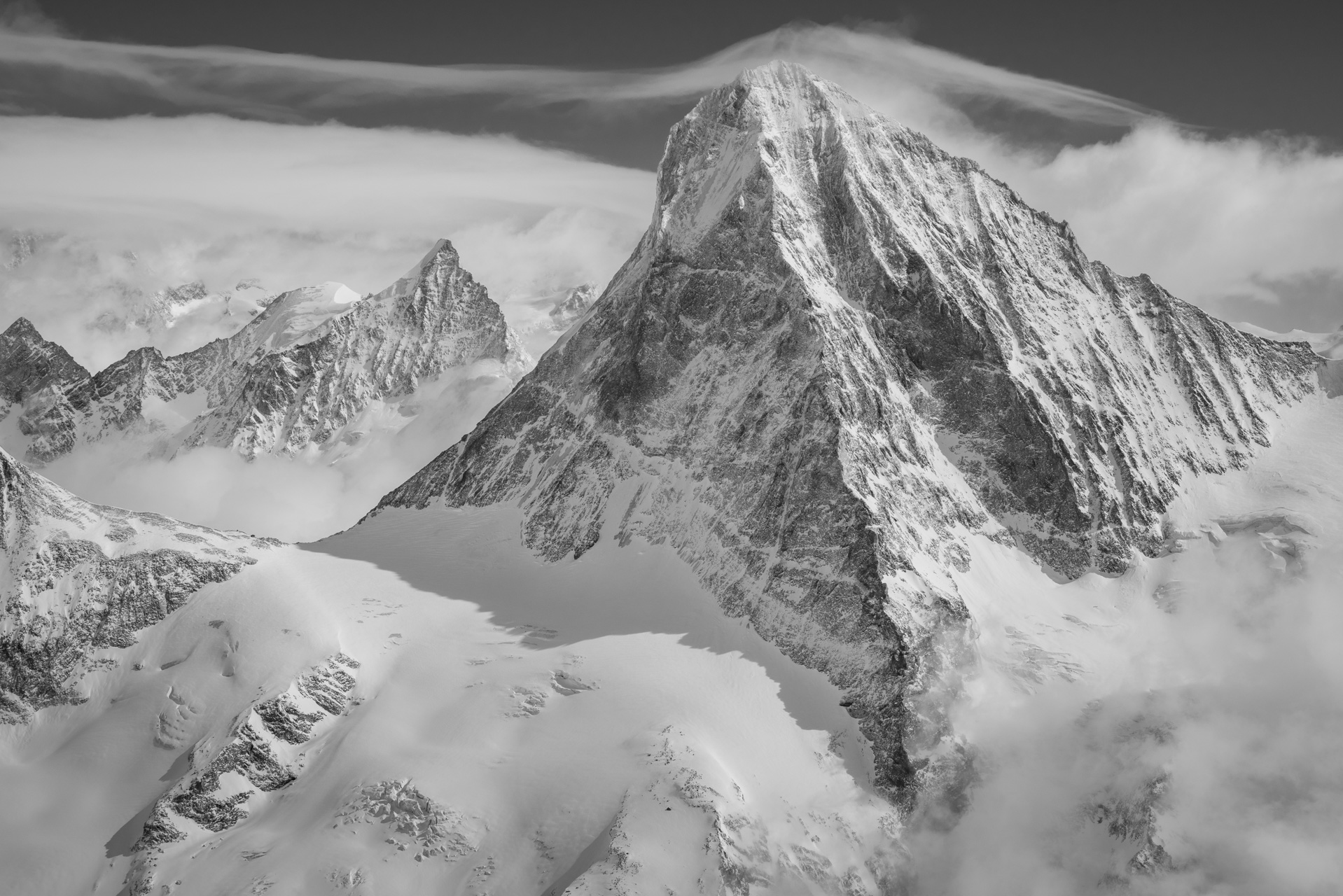 Dent Blanche noir et blanc - Image de paysage montagne en noir et blanc - Météo montagne Obergabelhorn