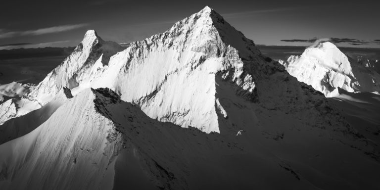 Professionelle Fotoeinrahmung des Matterhorns und der dent blanche in den Alpen in Schwarz-Weiß