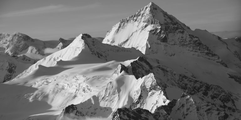 Bergpanorama des schneebedeckten Gipfels der Dent Blanche im Sonnenschein - Grand Cornier - der Tsa-Grat des Ano - Pointes de Mourtis - Pointe de Bricola