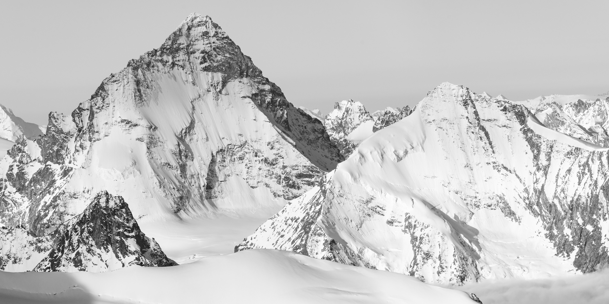 Dent Blanche - Grand Cornier - Photo de sommet de montagne Suisse en noir et blanc dans les Alpes depuis le Val d'Anniviers