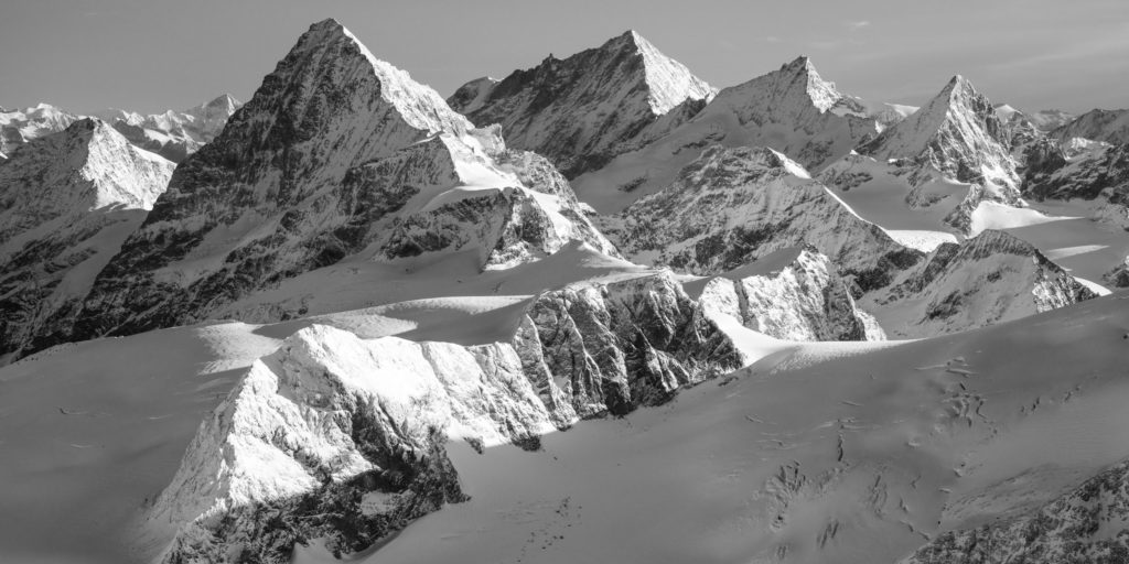 Photo de neige en montagne noir et blanc - Tirage photo à encadrer en vue panoramique - photo de montagne à vendre - Dent Blanche - Weisshorn - Zinalrothorn - Obergabelhorn