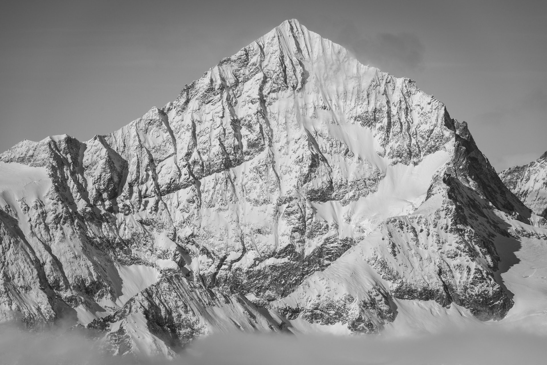 Bergbild zum Drucken in schwarz-weiss - The Dent Blanche Zermatt in den Wolken