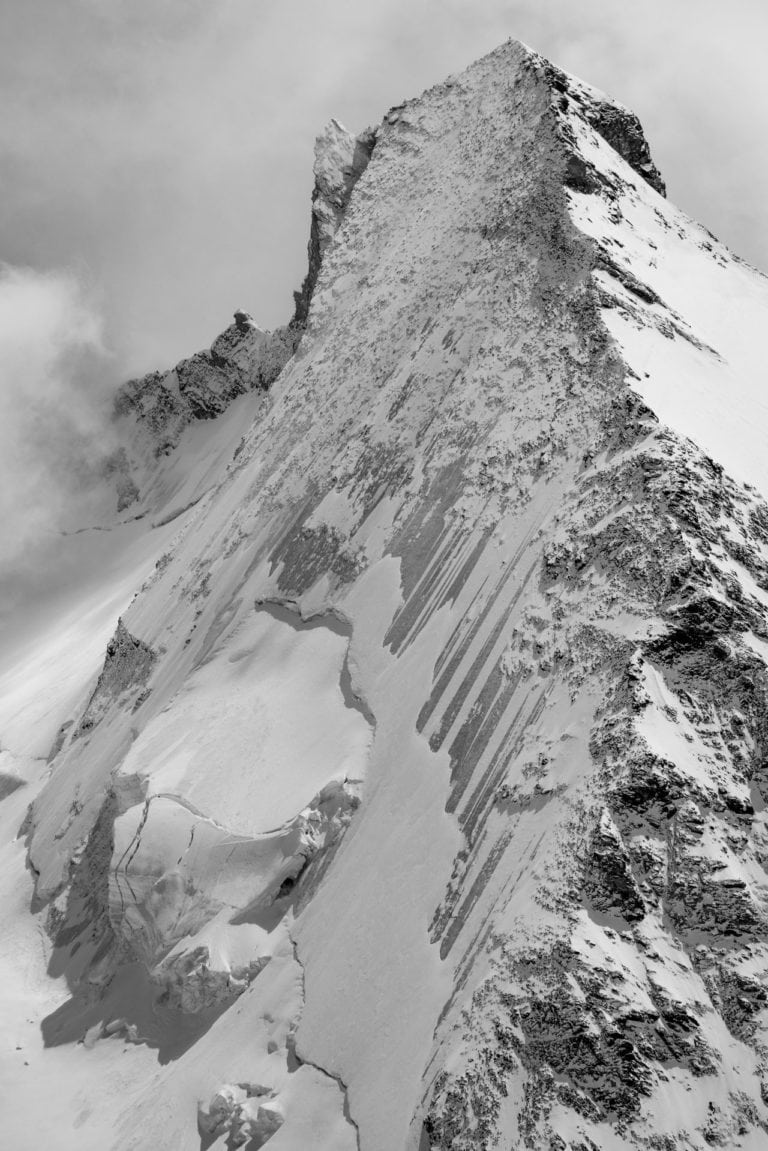 ChamonixZermatt - Schwarz-weißes Berglandschaftsbild von Dent d&#039;Hérens vom Weißkopf in den Alpen in der Schweiz