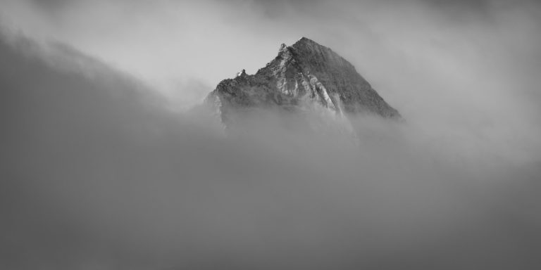 Val d&#039;hérens und dent d&#039;Hérens - schwarz-weißes Berggipfelbild in den Wolken