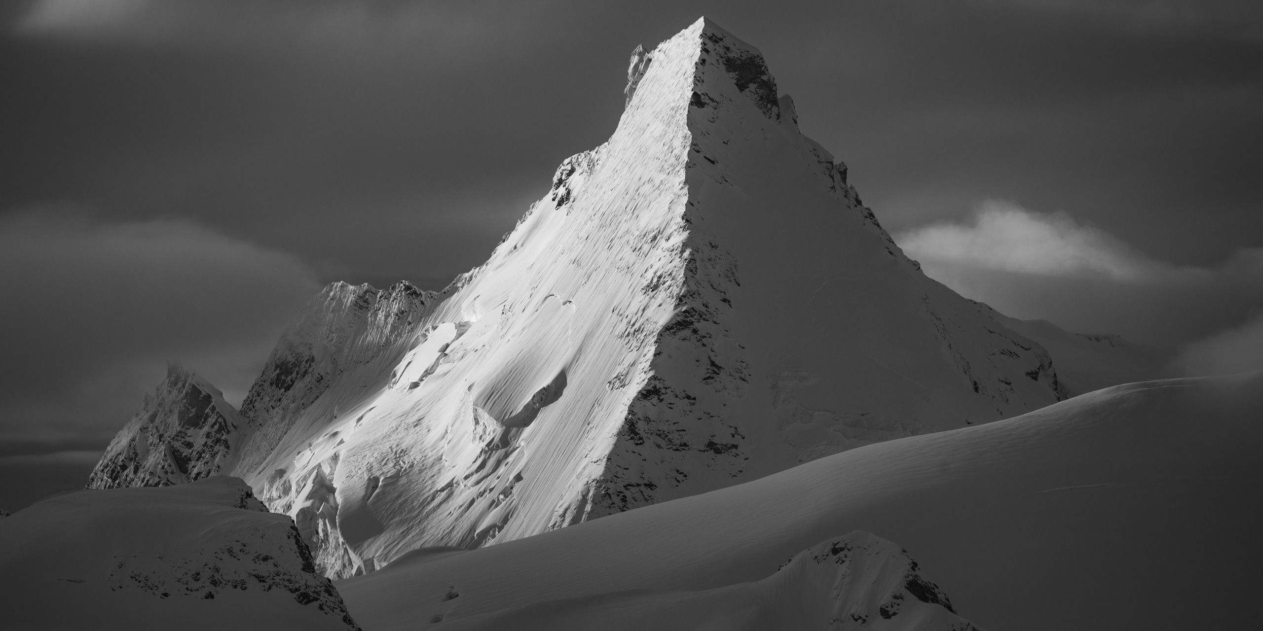 Image neige montagne noir et blanc - Panorama des Alpes -  Soleil  de l'Aube et du crépuscule sur Dent D'Hérens