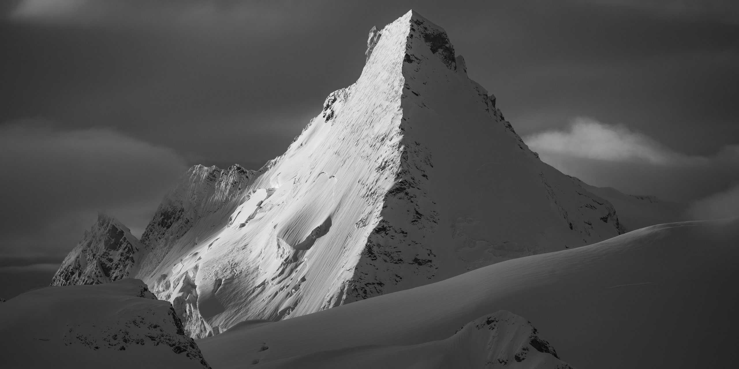 Image neige montagne noir et blanc - Panorama des Alpes -  Soleil  de l'Aube et du crépuscule sur Dent D'Hérens