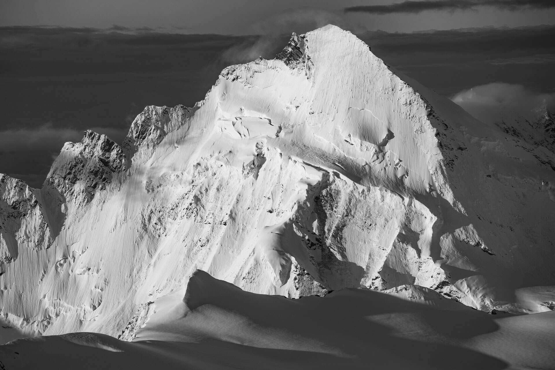 Photo panoramique d'un lever de soleil en montagne noir et Blanc - Dent D'Hérens