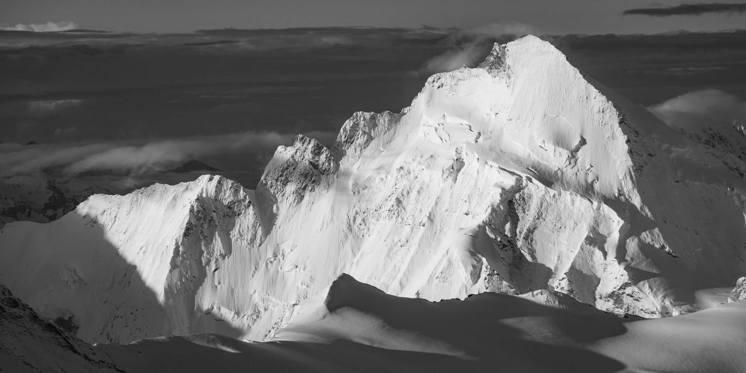 Photo de lever de soleil en montagne panoramique noir et Blanc - Dent D'Hérens