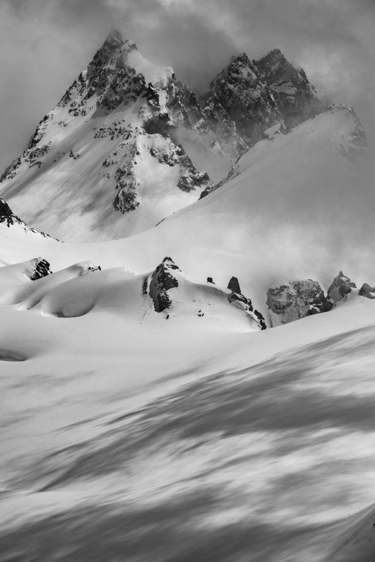 Dents de Bertol - photo de montagne en neige en noir et blanc sur les pistes de ski