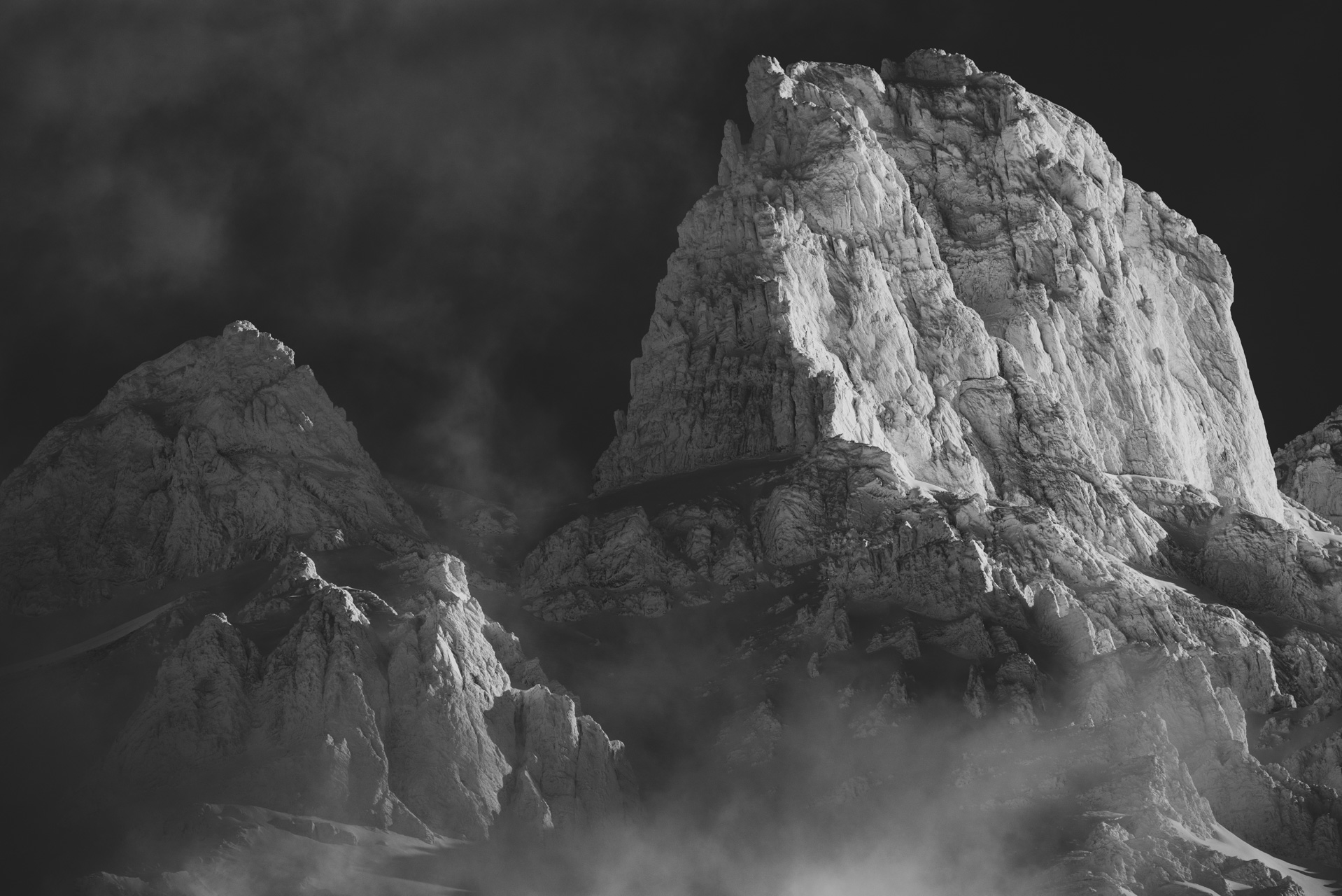 Dents de Morcles - images de neige en montagne en hiver après une tempête dans les Alpes Valaisannes
