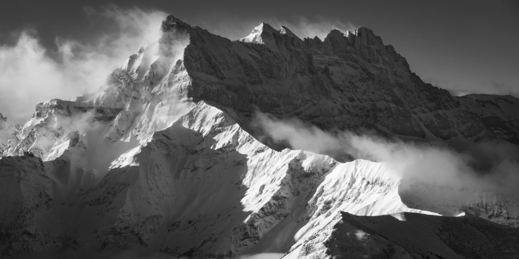 Massif montagneux des Dents du Midi en noir et blanc - image montagne enneigée sous le soleil
