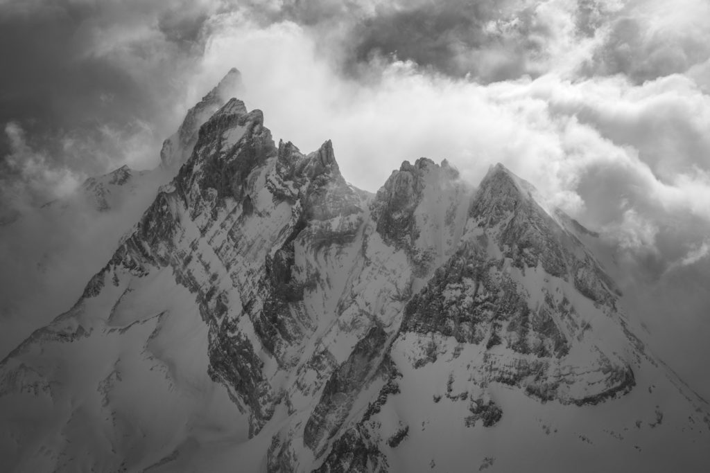 Dents du Midi - Photo noir et blanc aérienne des sommets des Alpes lors d'un survol en hélicoptère