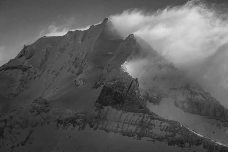 Doldenhorn en noir et blanc après une tempête de neige en montagne