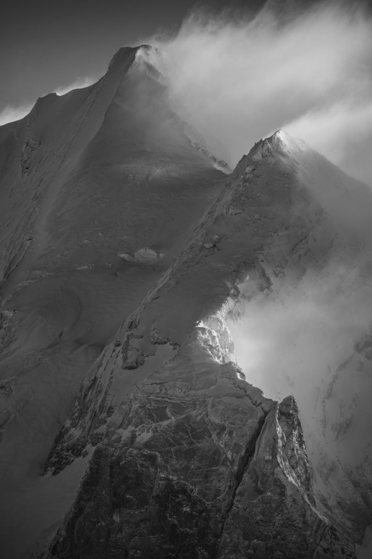 Doldenhorn - Berggipfel in den Berner Alpen in Schwarz und Weiß nach einem Sturm