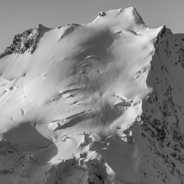 Dom des Mischabels - Schwarz-weiße Berg-Fotoleinwand in den Alpen im Schnee