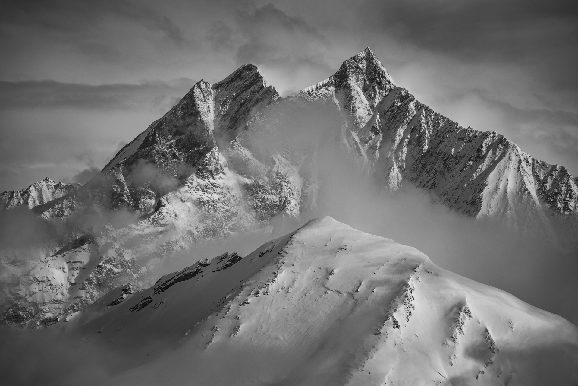Image de brouillard en montagne enneigée à Zermatt Saas Fee dans les Alpes Valaisannes - Dom - Taschhorn