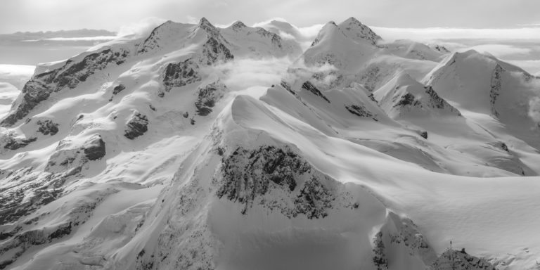 Monte Rosa et Petit Cervin en photo panoramique de montagne noir et blanc