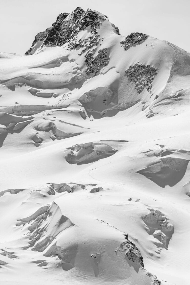 Dufoursptize - Schwarz-Weiß-Foto einer Seilschaft von Bergsteigern in den Walliser Alpen Schweiz in Zermatt