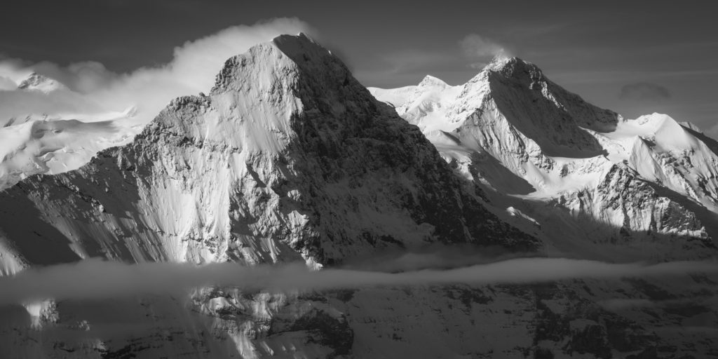 Eiger - Jungfrau - Grindelwald - Panorama d'un sommet de montagne noir et blanc en Suisse