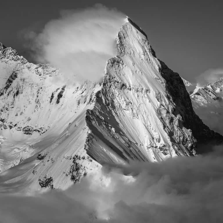 Fotos verschneite Berge vonEiger - Mittellegi in den Wolken in Schwarz-Weiß