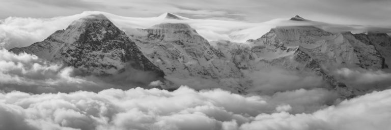 Eiger - Monch - Jungfrau - Wolkenmeer über den Gipfeln der Alpen und dem Berner Bergmassiv in der Schweiz