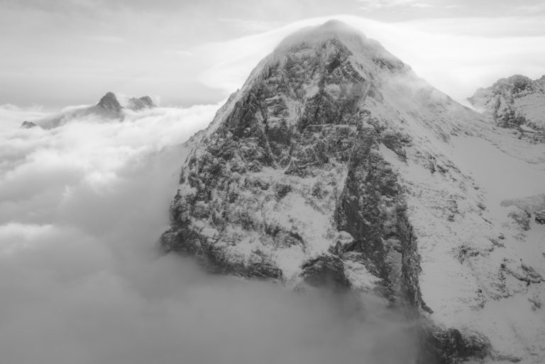 Eiger Grindelwald - image montagne enneigée en noir et blanc - Photo montagne dans la brume