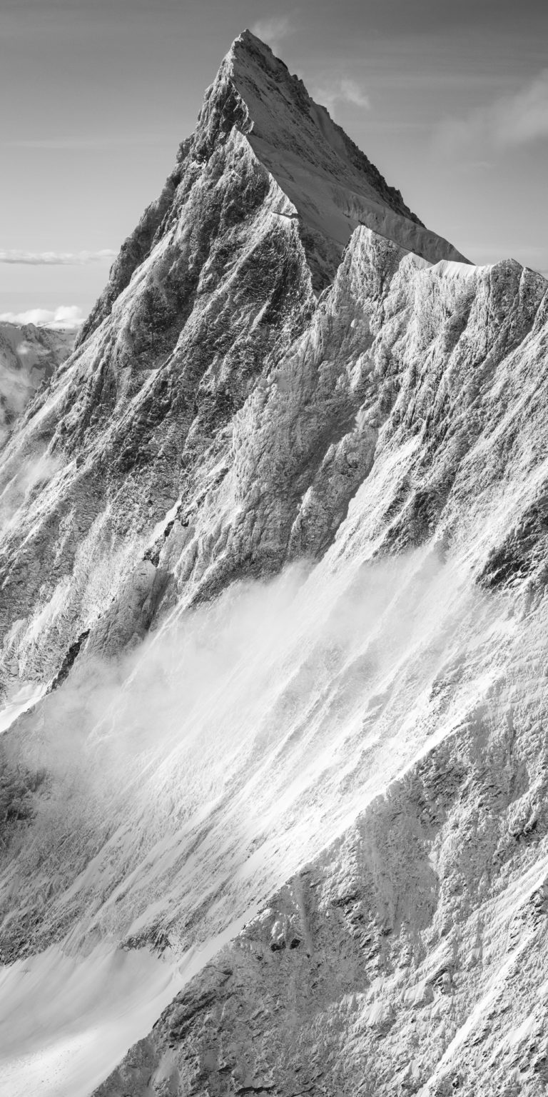 Sommet  des Alpes Bernoises et de la roche en montagne sous la neige - Finsteraarhorn en noir et blanc