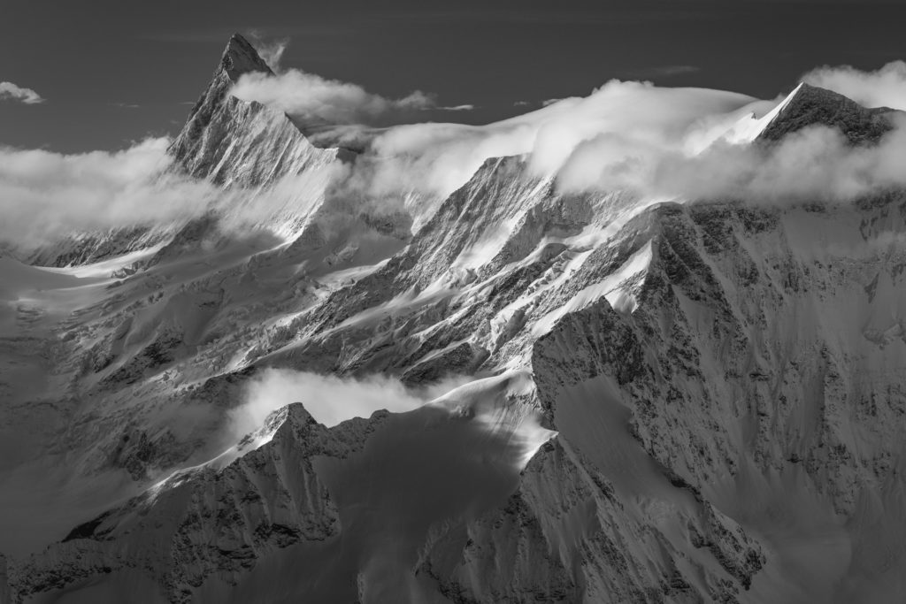 Finsteraarhorn - photo noir et blanc d'un glacier de montagne dans les Alpes Bernoises en Suisse